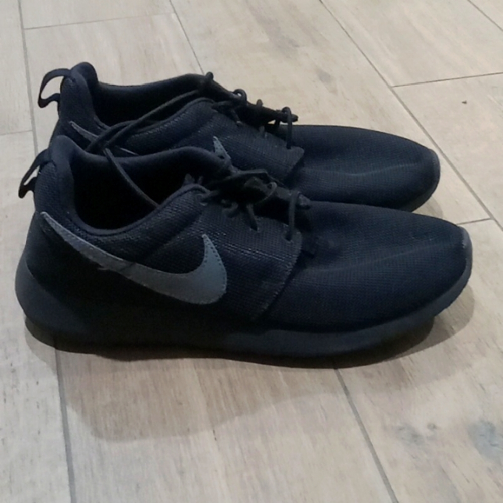 Nike Roshe Run Black Sneaker Shoes Size 7Y  599728-020